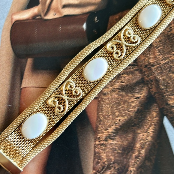 Vintage gold mesh bracelet with white 4 plastic cups , - Picture 2 of 6